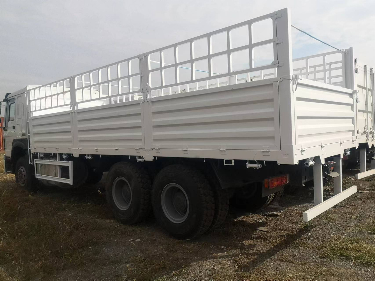 SINOTRUK HOWO DUMP TRUCK LIVESTOCK TRUCK WITH FENCE 371 380 400 420 460 HP - Djurtransport lastbil: bild 4 SINOTRUK HOWO DUMP TRUCK LIVESTOCK TRUCK WITH FENCE 371 380 400 420 460 HP - Djurtransport lastbil: bild 4