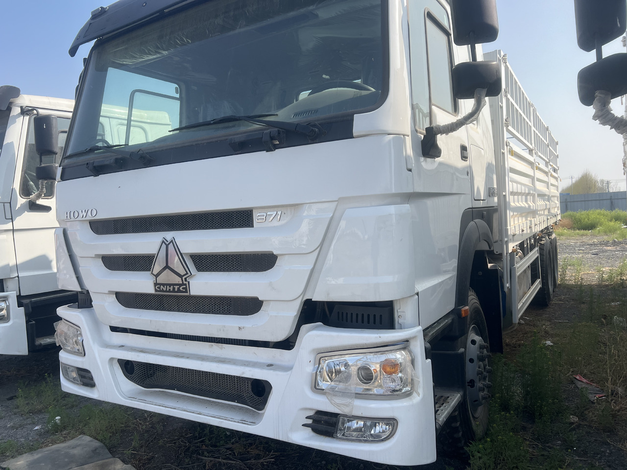 SINOTRUK HOWO Tipper Dump Truck with Fence 6*4 8*4 - Djurtransport lastbil: bild 2 SINOTRUK HOWO Tipper Dump Truck with Fence 6*4 8*4 - Djurtransport lastbil: bild 2