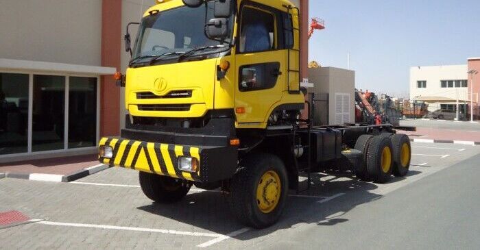 Nissan UD CZ4YL 6x6 Chassis Truck - Chassi lastbil: bild 1 Nissan UD CZ4YL 6x6 Chassis Truck - Chassi lastbil: bild 1