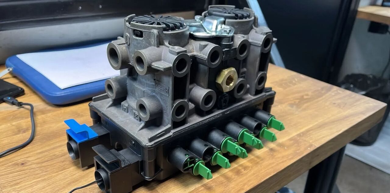 Nowy Zawór Haldex Modulator EBS EB+ GEN3 4S/2M 5AUX 823008001 St 823008001 - Bromsventil för Lastbil: bild 1 Nowy Zawór Haldex Modulator EBS EB+ GEN3 4S/2M 5AUX 823008001 St 823008001 - Bromsventil för Lastbil: bild 1