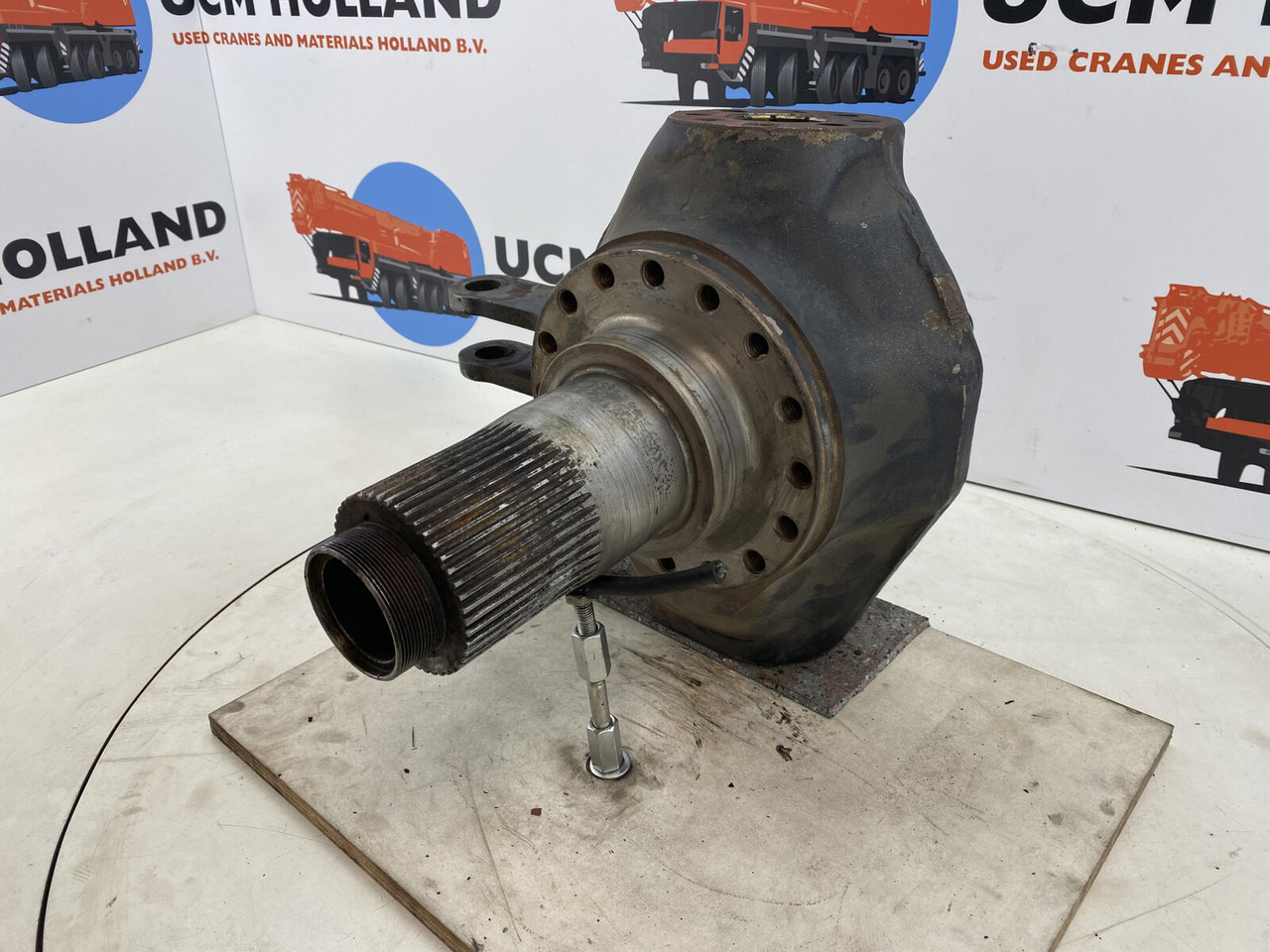 Terex Demag AC 35 Steering knuckle 16 holes axle 2 right - Styrspindel för Mobilkran: bild 1 Terex Demag AC 35 Steering knuckle 16 holes axle 2 right - Styrspindel för Mobilkran: bild 1