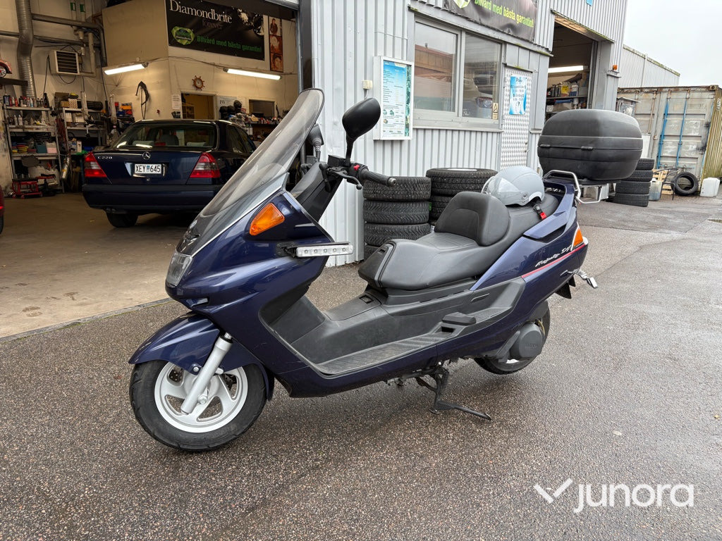 Motorcykel Yamaha YP250D SG 02 - Motorcykel: bild 1 Motorcykel Yamaha YP250D SG 02 - Motorcykel: bild 1