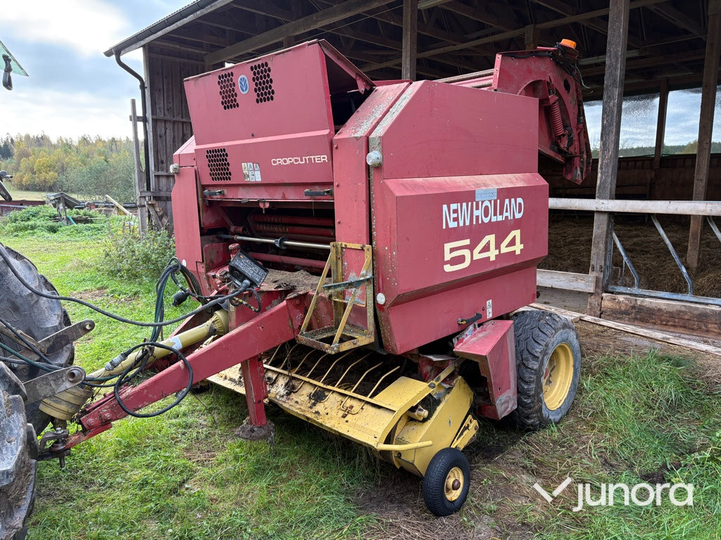 Rundbalspress New Holland 544 Cropcutter - Rundbalspress: bild 1 Rundbalspress New Holland 544 Cropcutter - Rundbalspress: bild 1