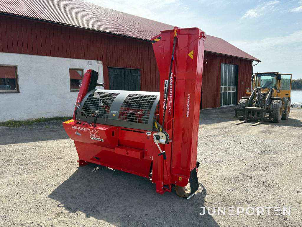 Vedmaskin Hakki Pilke 38 PRO PTO + Hydrauliskt uppläggningbord Hakki Pilke Hakkifeed 422 - Skogsmaskin: bild 1 Vedmaskin Hakki Pilke 38 PRO PTO + Hydrauliskt uppläggningbord Hakki Pilke Hakkifeed 422 - Skogsmaskin: bild 1