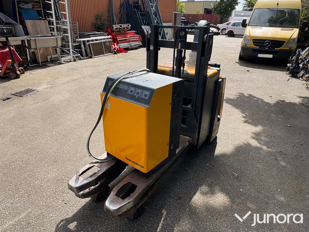 Truck - Ståstaplare - Motviktstruck: bild 1 Truck - Ståstaplare - Motviktstruck: bild 1