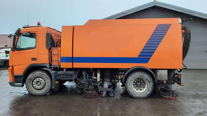 VOLVO M9 4x2R + Johnston Beam VX800 Road Cleaner - Sopmaskin: bild 1 VOLVO M9 4x2R + Johnston Beam VX800 Road Cleaner - Sopmaskin: bild 1
