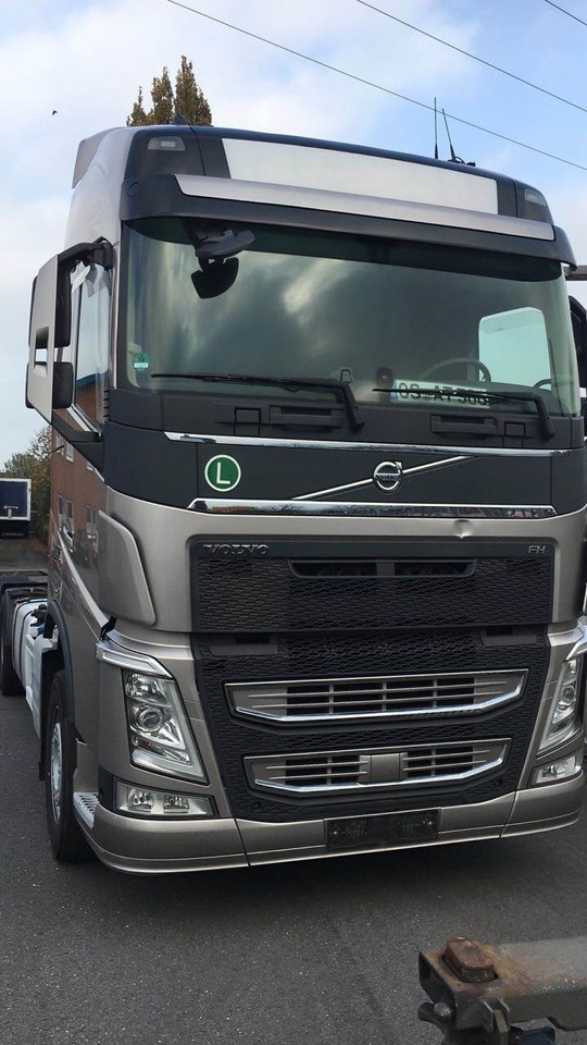 Volvo FH4 Globetrotter tagspoiler - Aerodynamik/ Spoiler för Lastbil: bild 3 Volvo FH4 Globetrotter tagspoiler - Aerodynamik/ Spoiler för Lastbil: bild 3