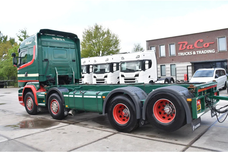 Scania R520 HL V8 8x2 - EURO 6 - MANUAL - RETARDER - WHEELBASE: 510 cm - 10 TONS FRONT AXLE - XENON - - Containerbil/ Växelflak lastbil: bild 2 Scania R520 HL V8 8x2 - EURO 6 - MANUAL - RETARDER - WHEELBASE: 510 cm - 10 TONS FRONT AXLE - XENON - - Containerbil/ Växelflak lastbil: bild 2