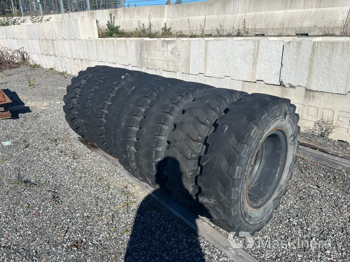 8 st entreprenaddäck på fälg 10.00-20 - Komplett hjul för Byggmaskiner: bild 3 8 st entreprenaddäck på fälg 10.00-20 - Komplett hjul för Byggmaskiner: bild 3