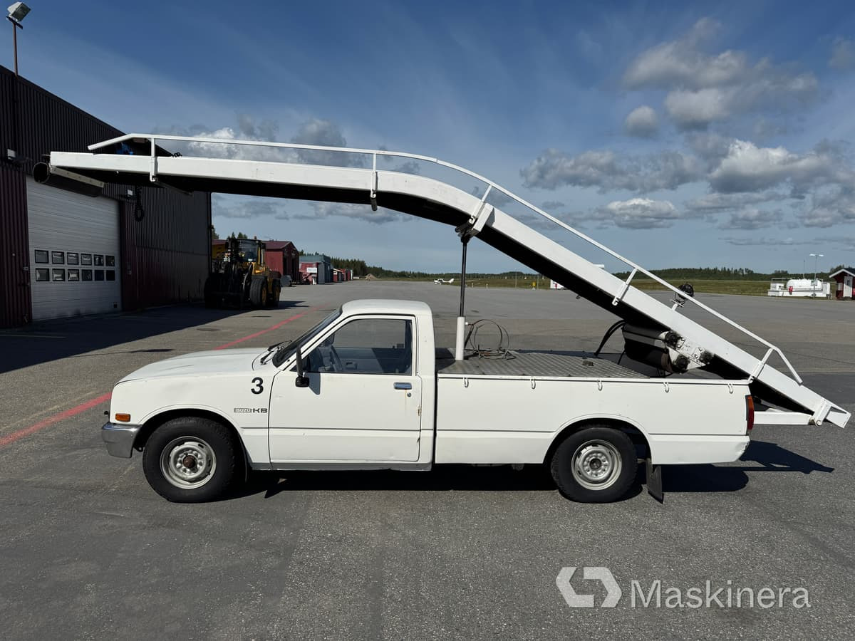 Pickup Isuzu KB DLX med bagageband, mobil bandlastare - Skåpbil: bild 2 Pickup Isuzu KB DLX med bagageband, mobil bandlastare - Skåpbil: bild 2