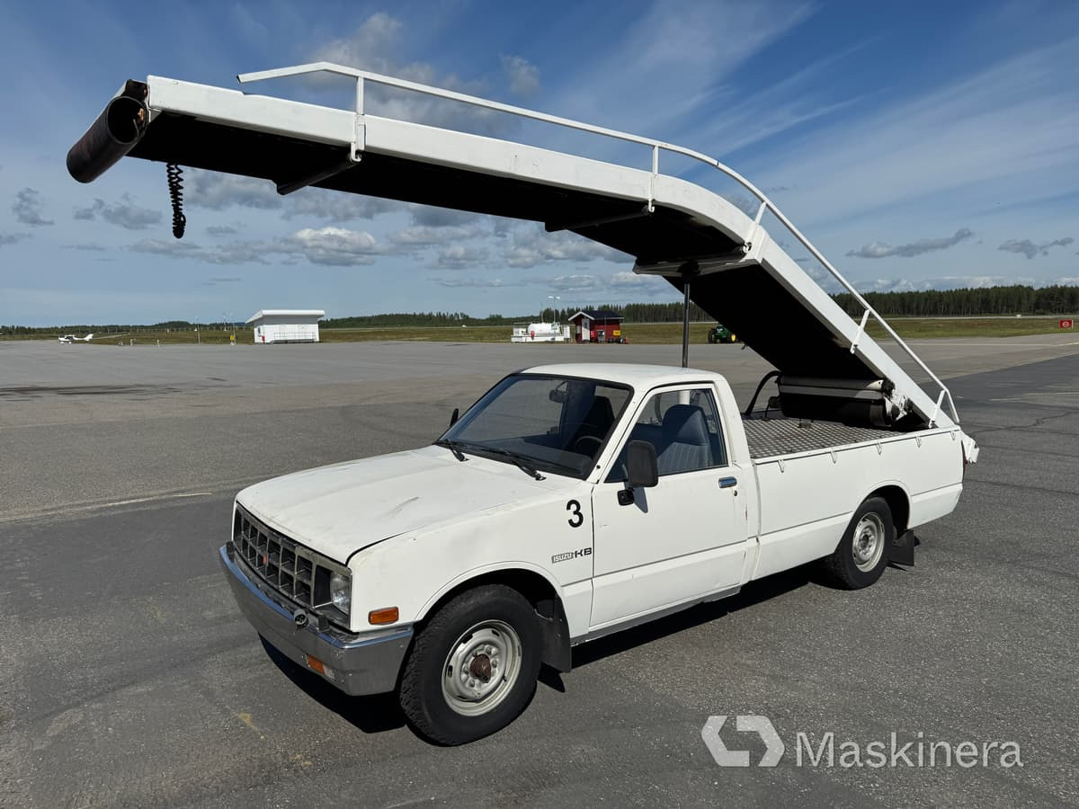Pickup Isuzu KB DLX med bagageband, mobil bandlastare - Skåpbil: bild 1 Pickup Isuzu KB DLX med bagageband, mobil bandlastare - Skåpbil: bild 1