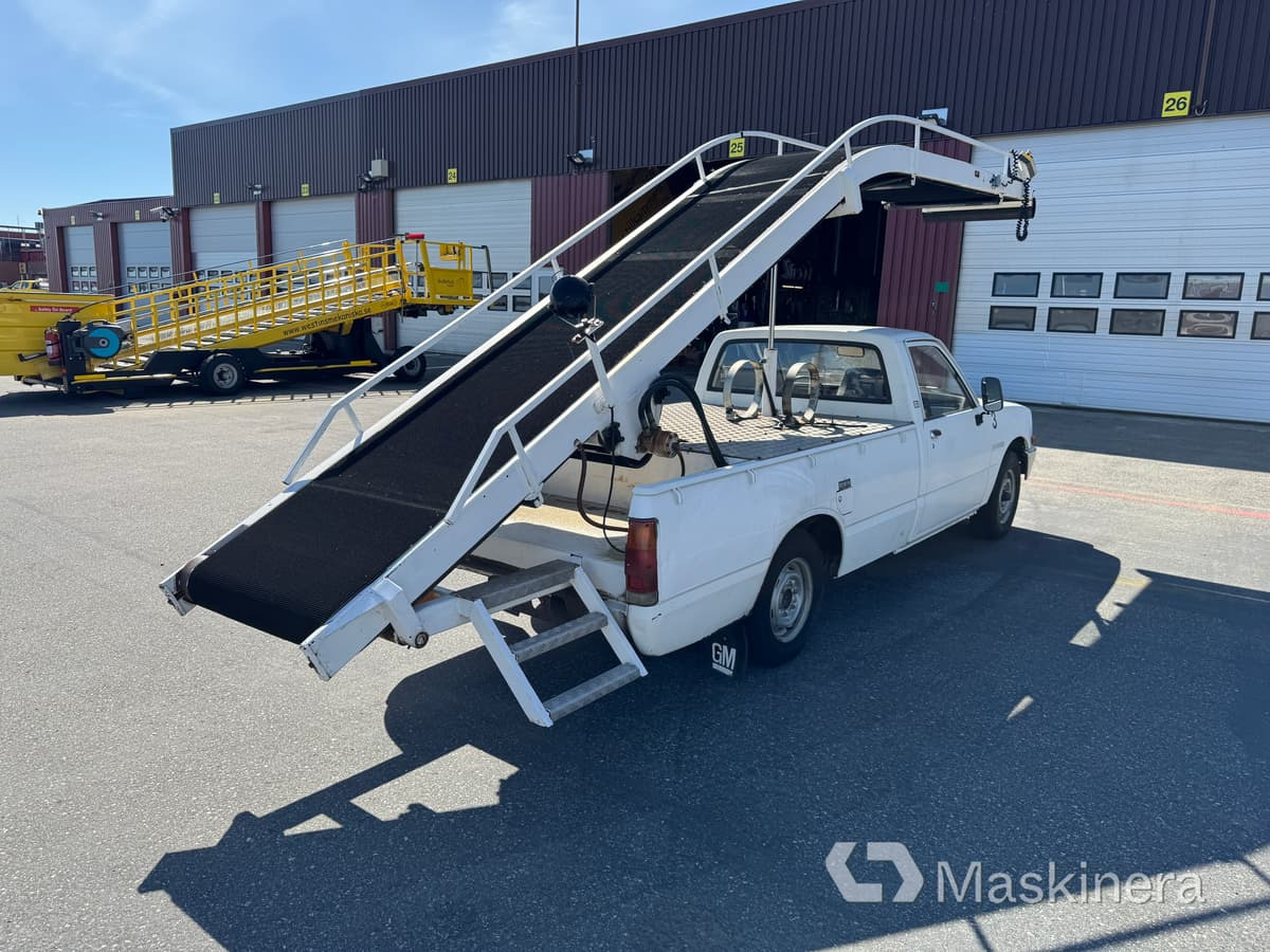 Pickup Isuzu KB DLX med bagageband, mobil bandlastare - Skåpbil: bild 5 Pickup Isuzu KB DLX med bagageband, mobil bandlastare - Skåpbil: bild 5