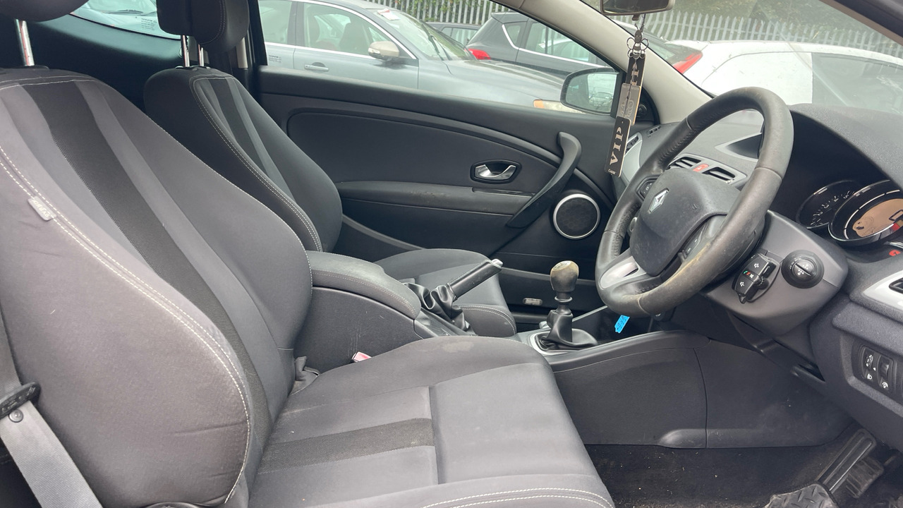 RENAULT MEGANE 1.6 DYNAMIQUE - Hatchback/ Halvkombi: bild 5 RENAULT MEGANE 1.6 DYNAMIQUE - Hatchback/ Halvkombi: bild 5
