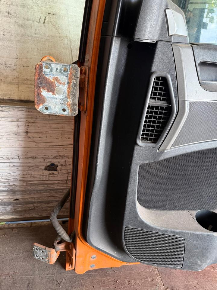 MAN TGS EU6 Beifahrertür Orange Spiegel Innenverkleidung LN 81 - Dörr och reservdelar för Lastbil: bild 3 MAN TGS EU6 Beifahrertür Orange Spiegel Innenverkleidung LN 81 - Dörr och reservdelar för Lastbil: bild 3
