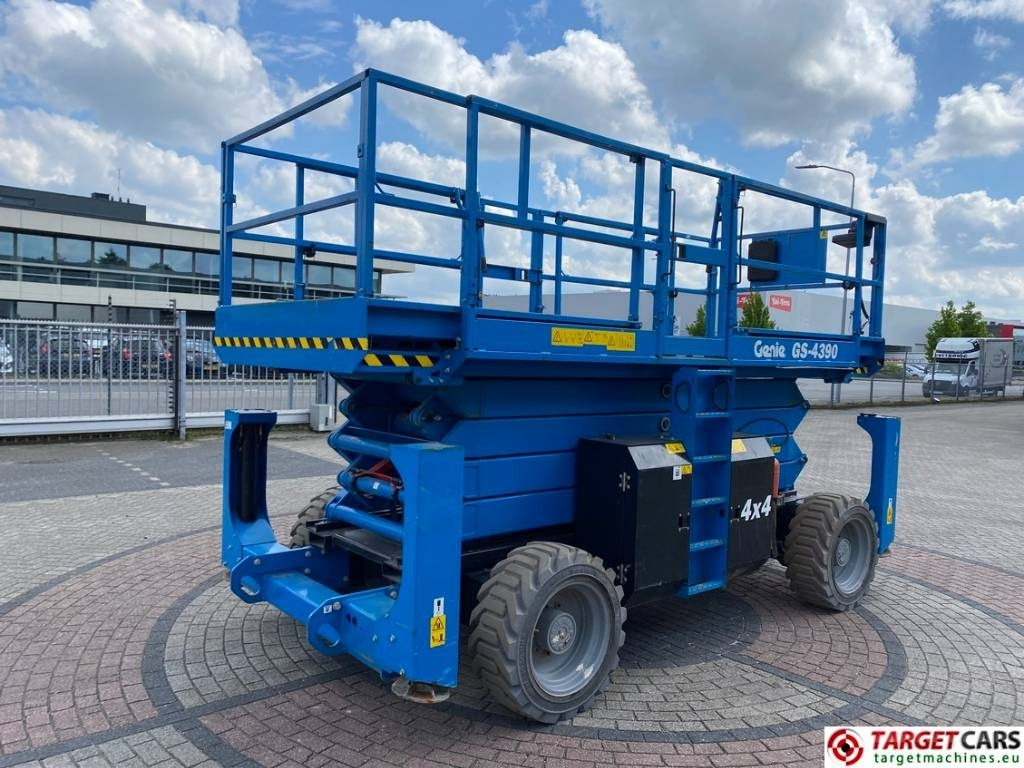 Genie GS-4390 RT LPG 4x4 Scissor Work Lift 1511cm - Saxlift: bild 3 Genie GS-4390 RT LPG 4x4 Scissor Work Lift 1511cm - Saxlift: bild 3