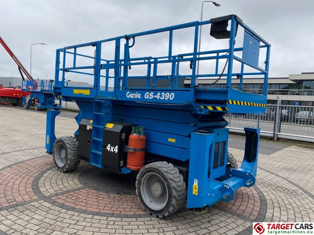 Genie GS-4390 RT LPG 4x4 Scissor Work Lift 1511cm - Saxlift: bild 2 Genie GS-4390 RT LPG 4x4 Scissor Work Lift 1511cm - Saxlift: bild 2