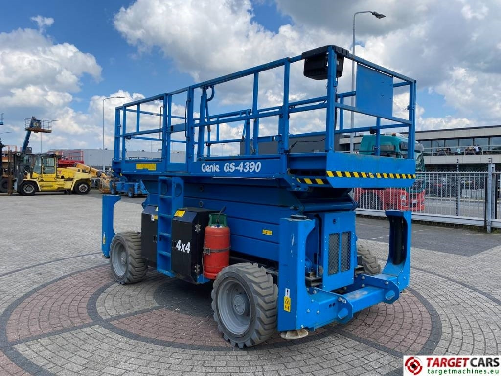 Genie GS-4390 RT LPG 4x4 Scissor Work Lift 1511cm - Saxlift: bild 2 Genie GS-4390 RT LPG 4x4 Scissor Work Lift 1511cm - Saxlift: bild 2