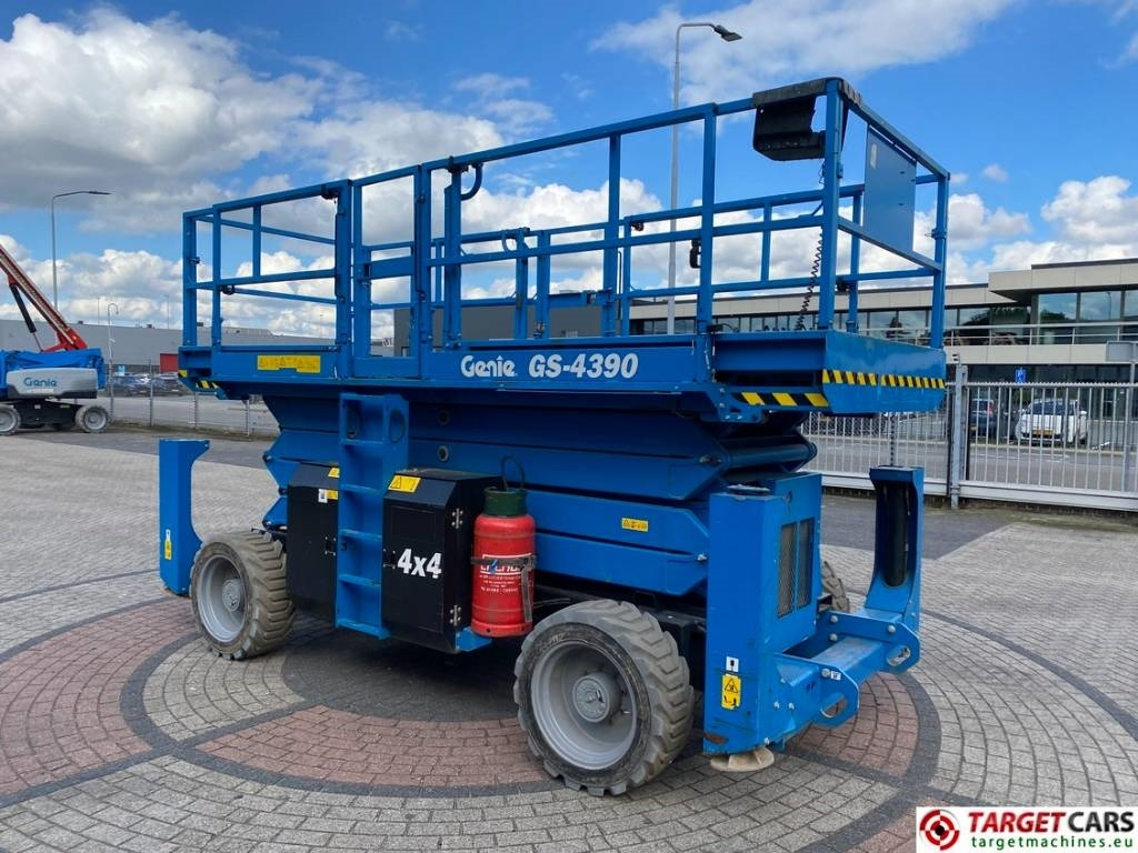 Genie GS-4390 RT LPG 4x4 Scissor Work Lift 1511cm - Saxlift: bild 2 Genie GS-4390 RT LPG 4x4 Scissor Work Lift 1511cm - Saxlift: bild 2