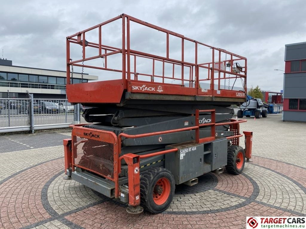 SkyJack SJ9250RT Diesel 4x4 Scissor Work Lift 1720cm - Saxlift: bild 3 SkyJack SJ9250RT Diesel 4x4 Scissor Work Lift 1720cm - Saxlift: bild 3