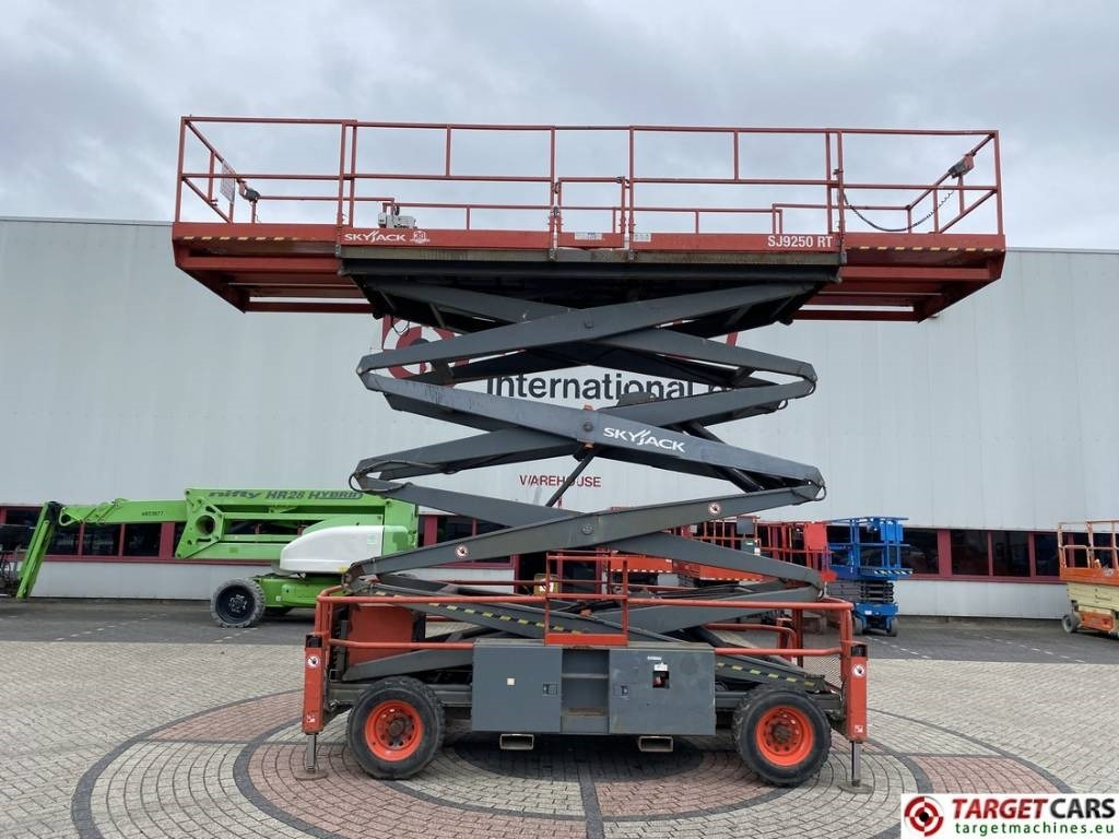 SkyJack SJ9250RT Diesel 4x4 Scissor Work Lift 1720cm - Saxlift: bild 5 SkyJack SJ9250RT Diesel 4x4 Scissor Work Lift 1720cm - Saxlift: bild 5