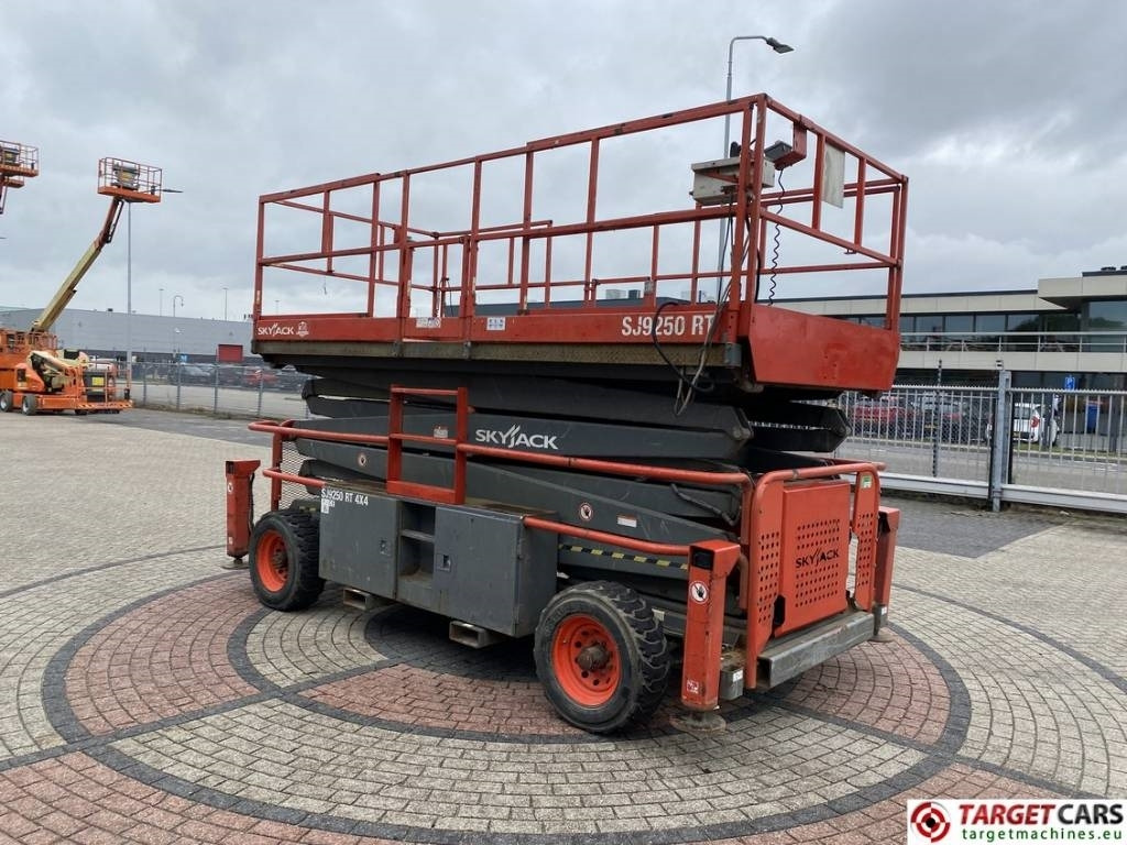 SkyJack SJ9250RT Diesel 4x4 Scissor Work Lift 1720cm - Saxlift: bild 2 SkyJack SJ9250RT Diesel 4x4 Scissor Work Lift 1720cm - Saxlift: bild 2