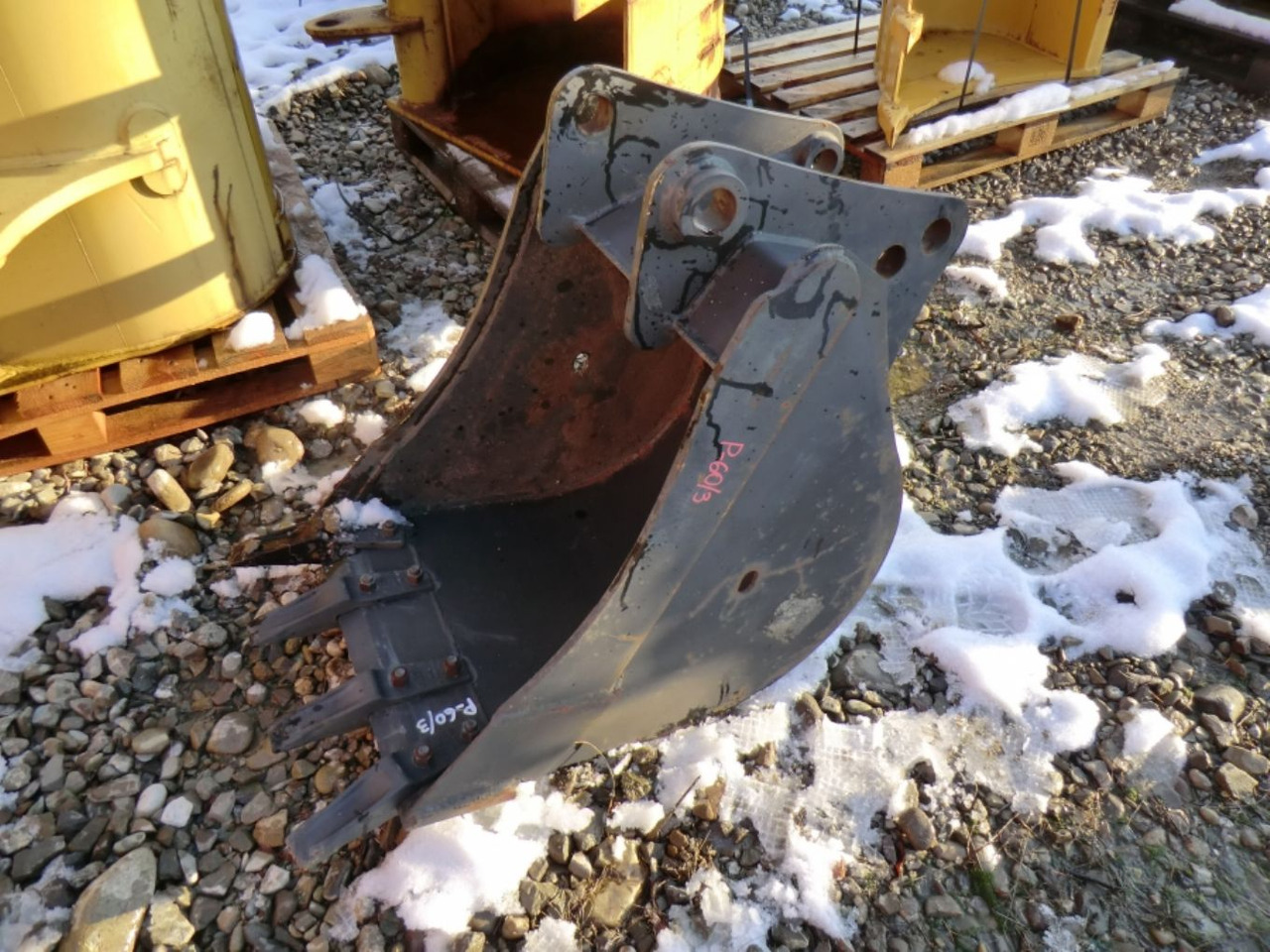 Caterpillar 428 Benna con denti per retroescavaore terna, larghezza mm 600, peso kg 170, anno di costruzione 03/06. - Grävmaskinsskopa: bild 1 Caterpillar 428 Benna con denti per retroescavaore terna, larghezza mm 600, peso kg 170, anno di costruzione 03/06. - Grävmaskinsskopa: bild 1