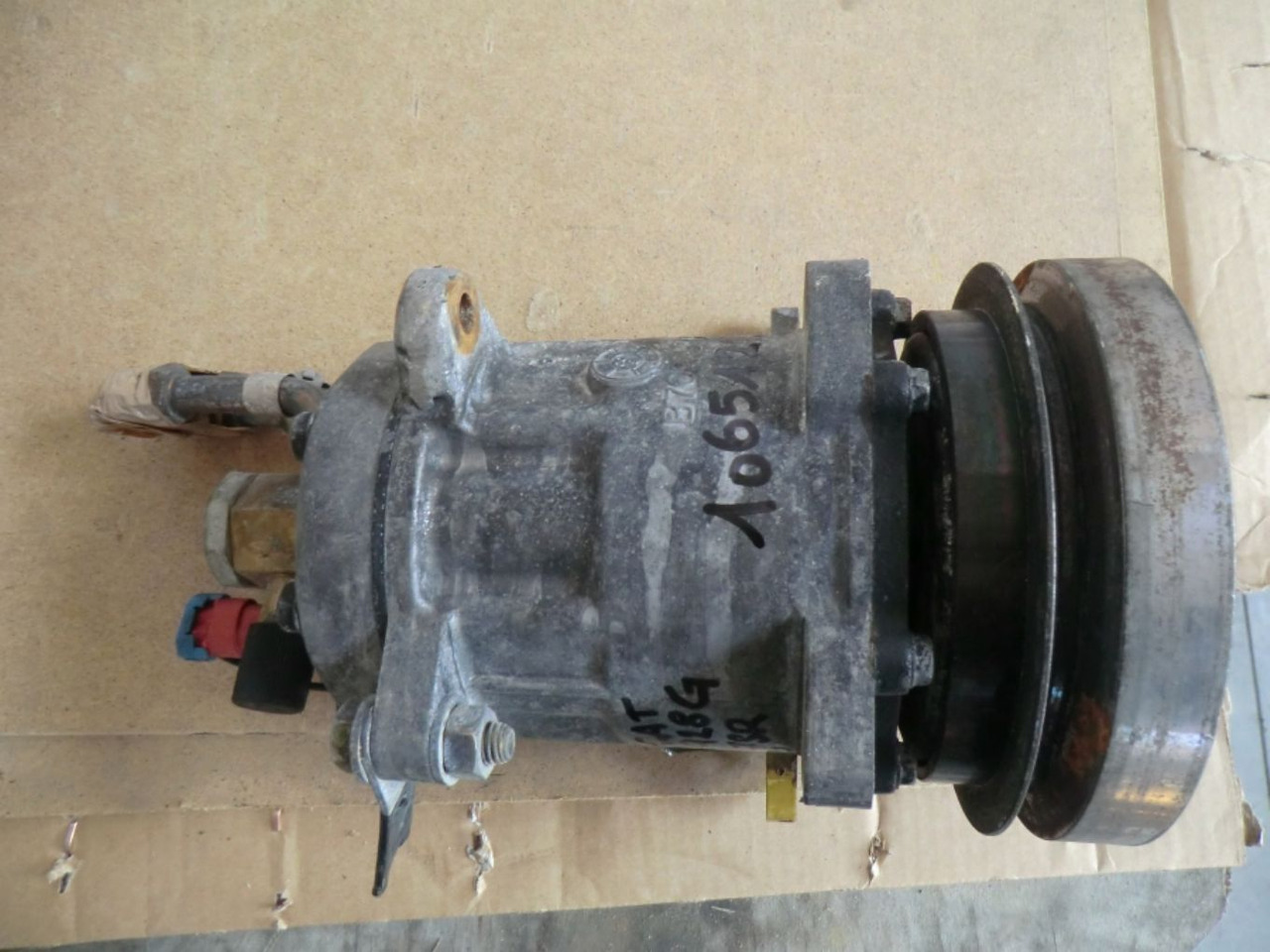 Caterpillar 928G COMPRESSORE ARIA CONDIZIONATA - A/C kompressor för Byggmaskiner: bild 1 Caterpillar 928G COMPRESSORE ARIA CONDIZIONATA - A/C kompressor för Byggmaskiner: bild 1