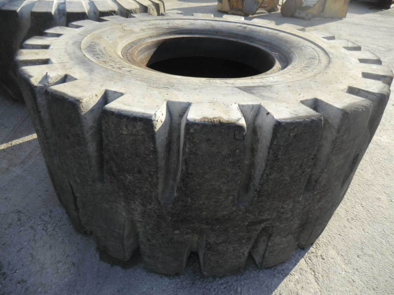 UNITED 35/65-33 L5 Pneumatico misura 35/65-33 L5 passo alto. - Däck för Byggmaskiner: bild 1 UNITED 35/65-33 L5 Pneumatico misura 35/65-33 L5 passo alto. - Däck för Byggmaskiner: bild 1