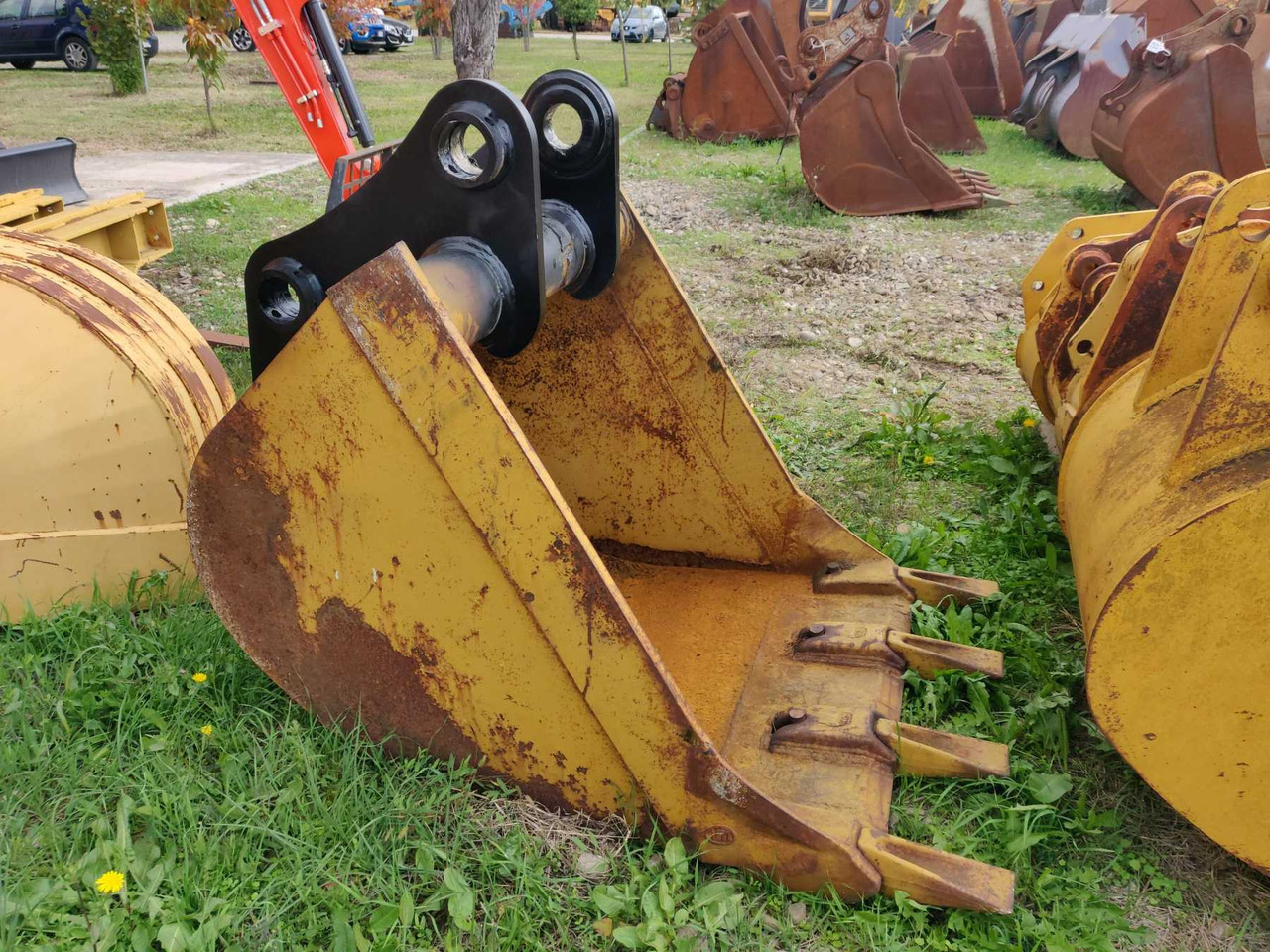 Varie 1000 MM benna da 1000 mm con denti. Attacco adattabile CAT 323B e VOLVO EC220 - Grävmaskinsskopa: bild 2 Varie 1000 MM benna da 1000 mm con denti. Attacco adattabile CAT 323B e VOLVO EC220 - Grävmaskinsskopa: bild 2
