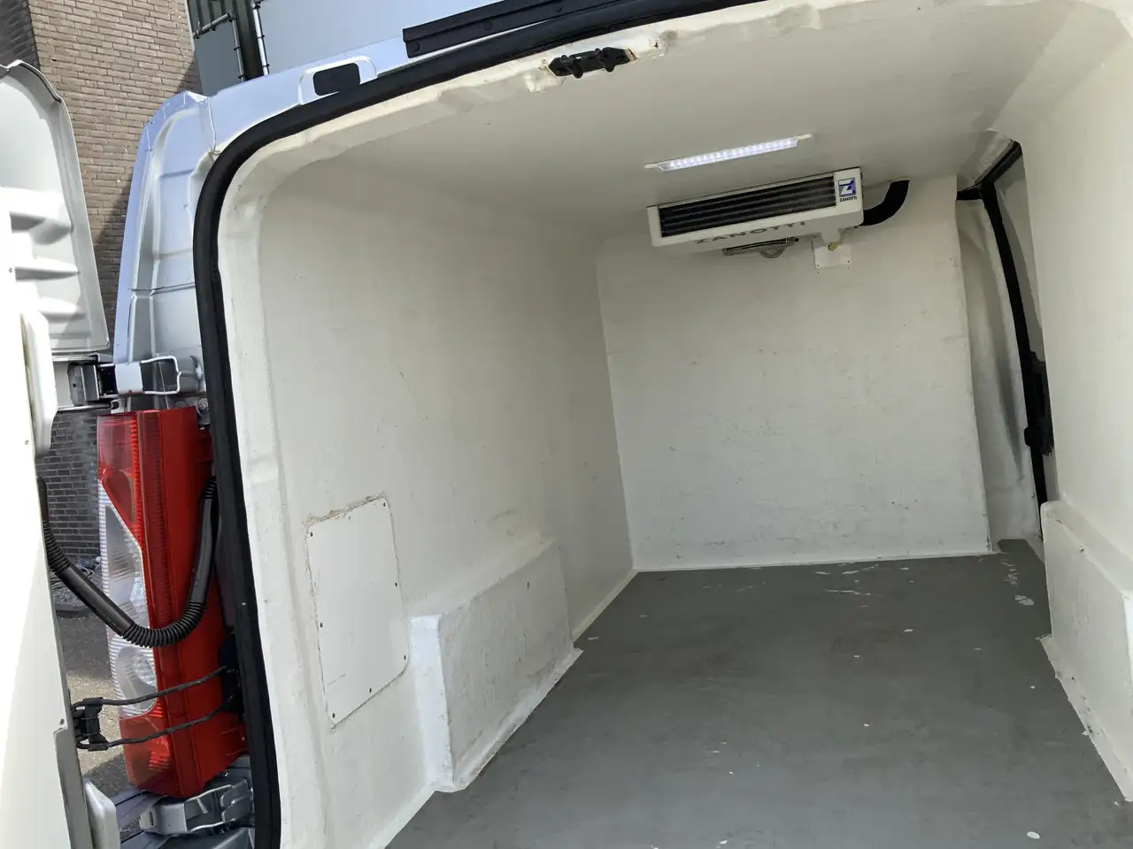 Citroen Jumpy 2.0 HDI L2H1 Koelauto werkt 100% Dag & Nacht Airco - Kylbil: bild 5 Citroen Jumpy 2.0 HDI L2H1 Koelauto werkt 100% Dag & Nacht Airco - Kylbil: bild 5
