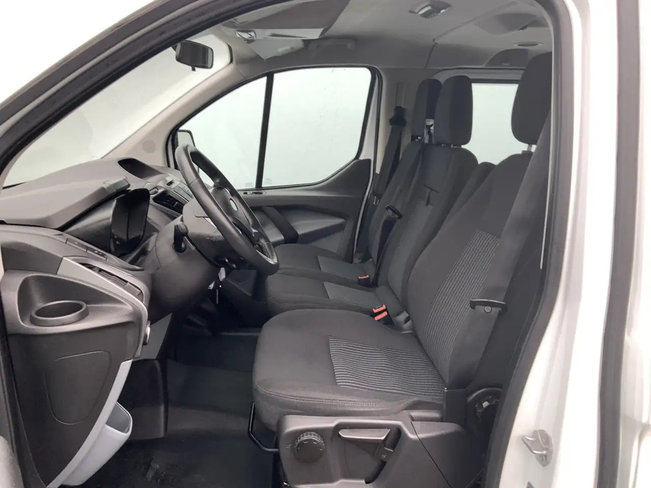 Ford Transit Custom 300 2.2 TDCI L2H1 (11000,- ex btw /ex bpm)Trend - Persontransport: bild 4 Ford Transit Custom 300 2.2 TDCI L2H1 (11000,- ex btw /ex bpm)Trend - Persontransport: bild 4