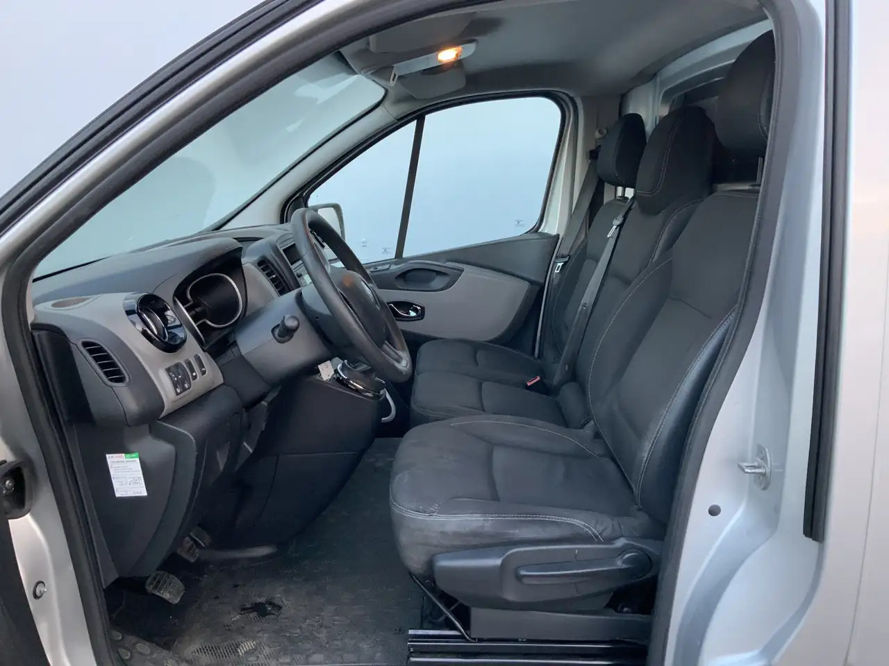 Renault Trafic 1.6 dCi T29 L2H1 Comfort Airco Cruise 3 Zits EXPOR - Skåpbil: bild 4 Renault Trafic 1.6 dCi T29 L2H1 Comfort Airco Cruise 3 Zits EXPOR - Skåpbil: bild 4