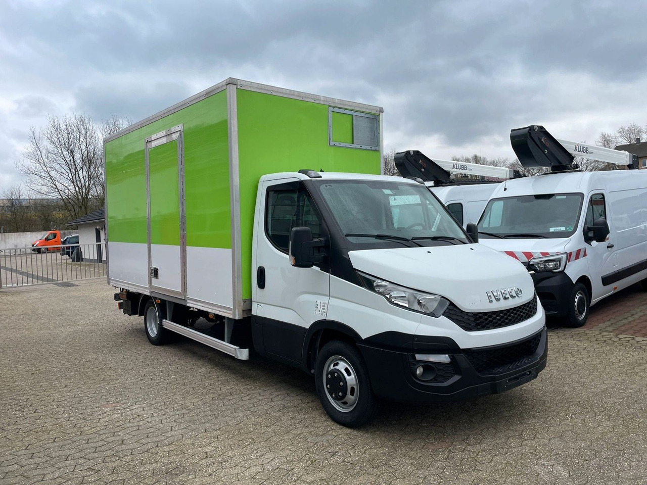 Iveco Daily 35C15 Koffer 4.2m Ladebordwand - Volymskåp: bild 2 Iveco Daily 35C15 Koffer 4.2m Ladebordwand - Volymskåp: bild 2