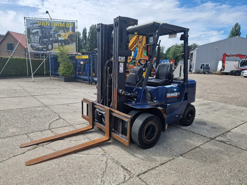 Caterpillar DP25K met breed vorkenbord - Dieseltruck: bild 1 Caterpillar DP25K met breed vorkenbord - Dieseltruck: bild 1