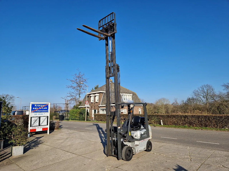 Nissan 1.8 ton LPG triplomast - Gasoltruck: bild 3 Nissan 1.8 ton LPG triplomast - Gasoltruck: bild 3