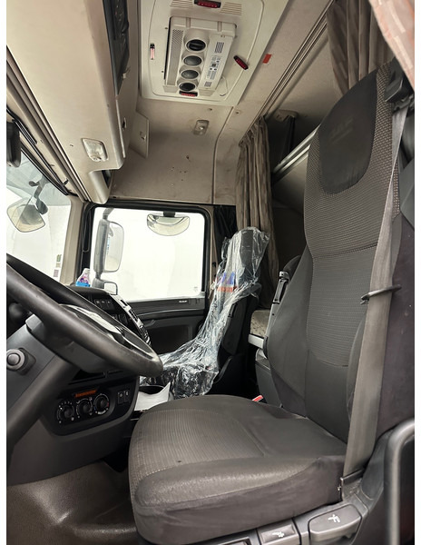 Interior photo 2: Dragbil DAF XF106.510 Space Cab
