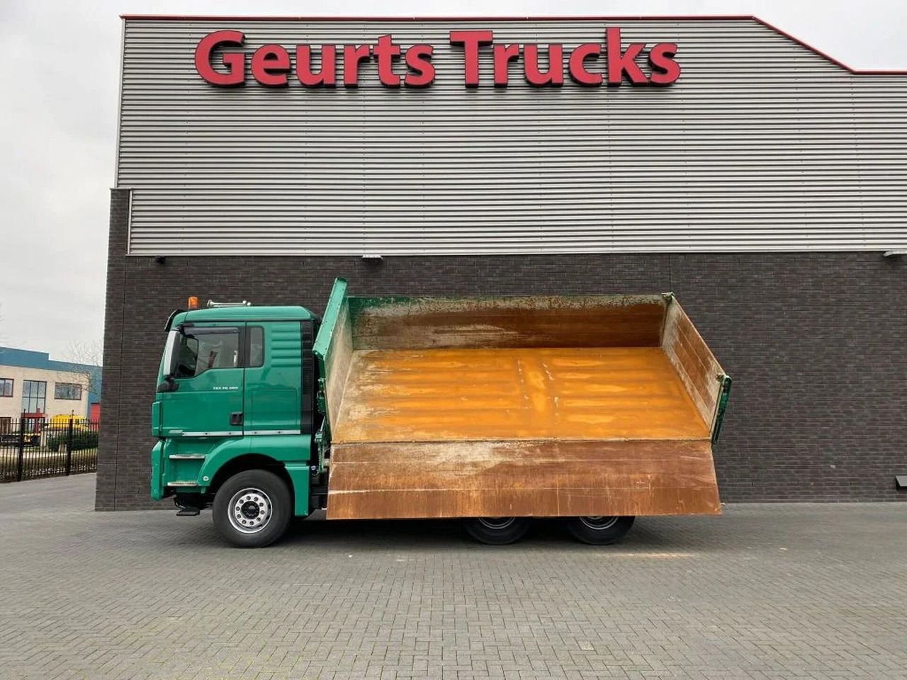 MAN TGX 26.560 6X4 BB + 3 ZIJDIGE KIPPER/TIPPER BORD - Tippbil lastbil: bild 2 MAN TGX 26.560 6X4 BB + 3 ZIJDIGE KIPPER/TIPPER BORD - Tippbil lastbil: bild 2