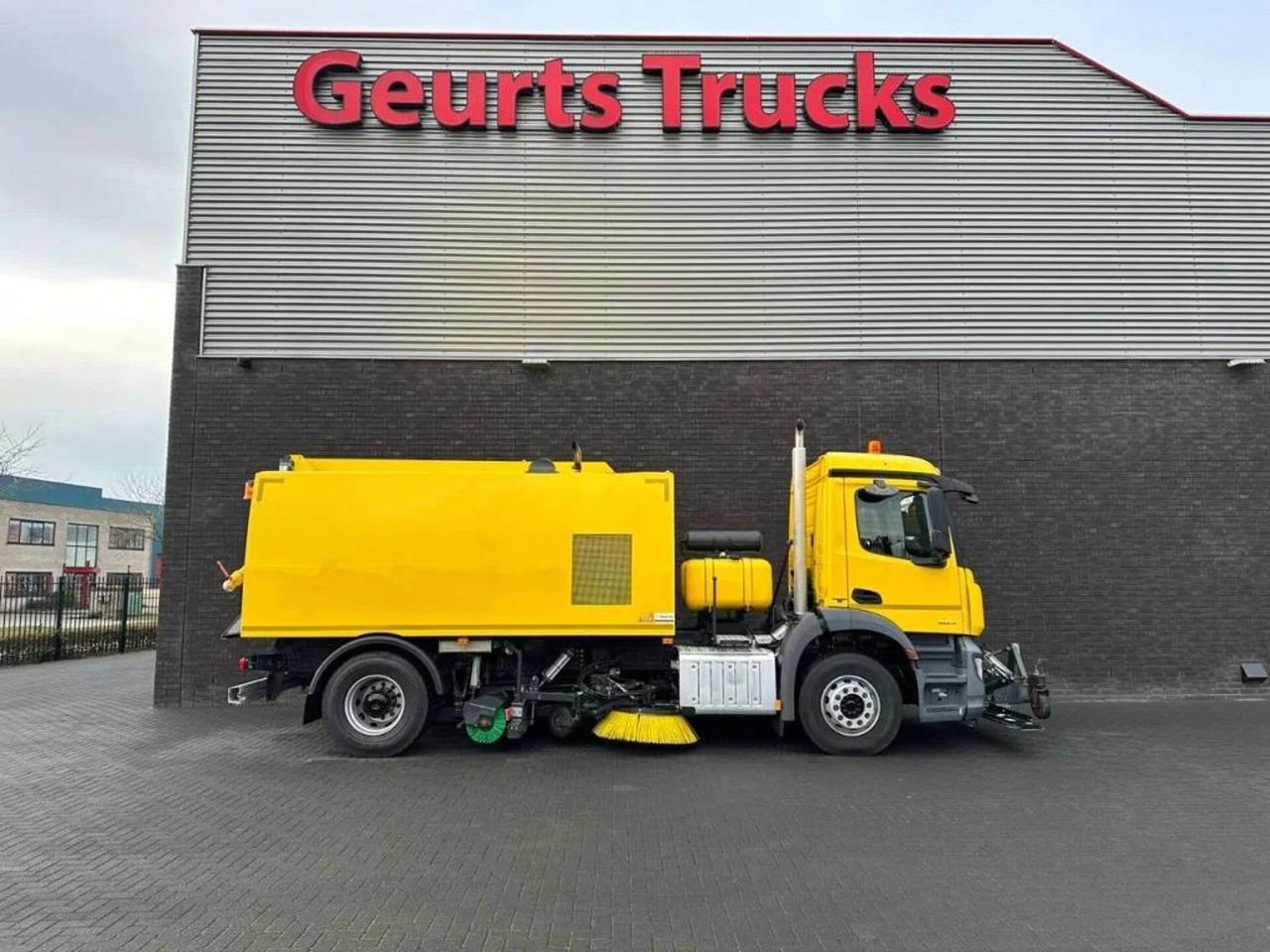 Mercedes-Benz Arocs 1824 4X2 BEAM A9000 SWEEPING TRUCK/ KEHRMA - Sopmaskin: bild 4 Mercedes-Benz Arocs 1824 4X2 BEAM A9000 SWEEPING TRUCK/ KEHRMA - Sopmaskin: bild 4