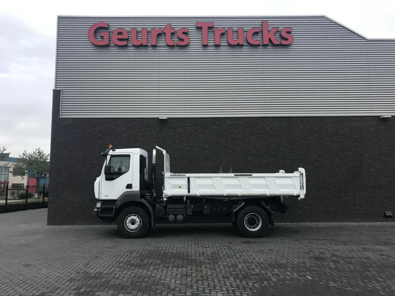 Renault Kerax 330 DXI 4X2 KIPPER/TIPPER ONLY 27.000 KM ! - Tippbil lastbil: bild 1 Renault Kerax 330 DXI 4X2 KIPPER/TIPPER ONLY 27.000 KM ! - Tippbil lastbil: bild 1