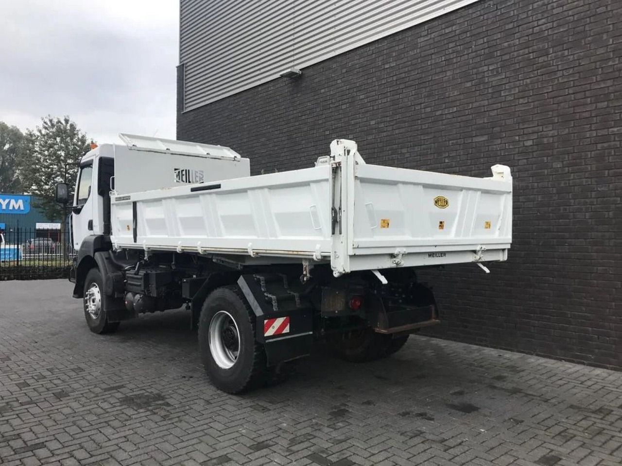 Renault Kerax 330 DXI 4X2 KIPPER/TIPPER ONLY 27.000 KM ! - Tippbil lastbil: bild 4 Renault Kerax 330 DXI 4X2 KIPPER/TIPPER ONLY 27.000 KM ! - Tippbil lastbil: bild 4