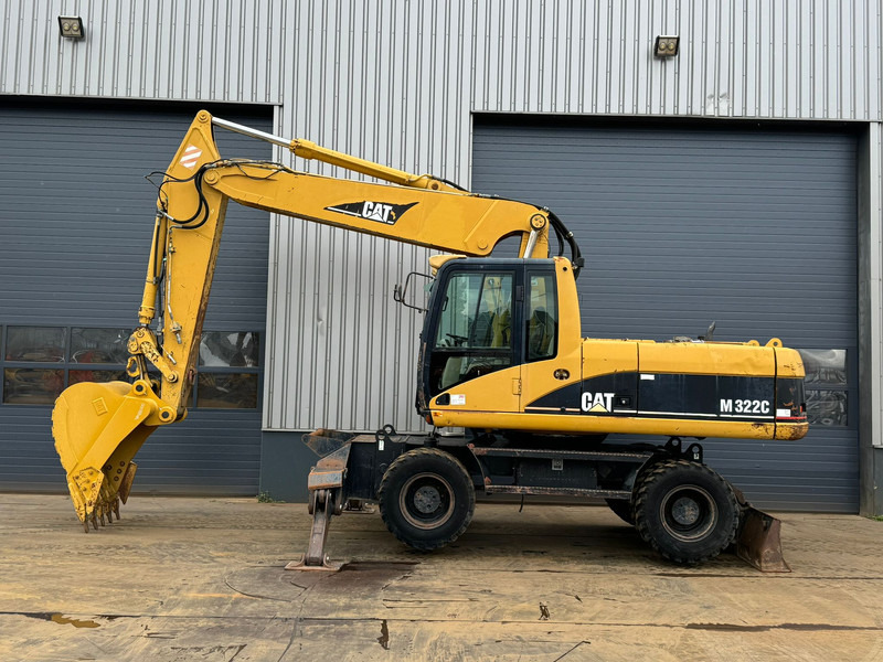 Caterpillar M322C - Hydraulic stabilizers / VA Triple boom / CE-certified, - Grävmaskin på däck: bild 1 Caterpillar M322C - Hydraulic stabilizers / VA Triple boom / CE-certified, - Grävmaskin på däck: bild 1