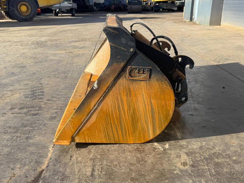 ZFE Side-Tilting bucket for CAT 908 SW - Skopa: bild 2 ZFE Side-Tilting bucket for CAT 908 SW - Skopa: bild 2