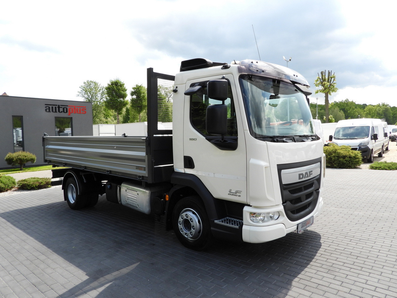 DAF LF 180 THREE-WAY TIPPER CRUISE CONTROL LED LIGHTS AUTOMATIC TRANSMISSION TWIN WHEELS AIR CONDITIONING 180HP - Transportbil med tippflak: bild 4 DAF LF 180 THREE-WAY TIPPER CRUISE CONTROL LED LIGHTS AUTOMATIC TRANSMISSION TWIN WHEELS AIR CONDITIONING 180HP - Transportbil med tippflak: bild 4