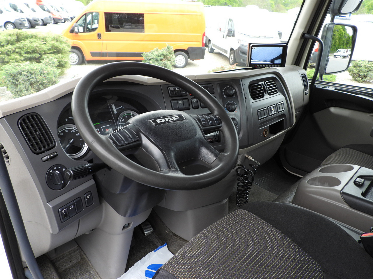 DAF LF 180 THREE-WAY TIPPER CRUISE CONTROL LED LIGHTS AUTOMATIC TRANSMISSION TWIN WHEELS AIR CONDITIONING 180HP - Transportbil med tippflak: bild 2 DAF LF 180 THREE-WAY TIPPER CRUISE CONTROL LED LIGHTS AUTOMATIC TRANSMISSION TWIN WHEELS AIR CONDITIONING 180HP - Transportbil med tippflak: bild 2