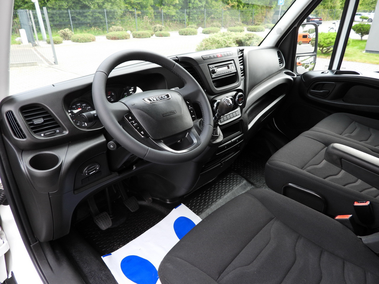 IVECO DAILY 35C17 STAKE BODY DOUBLE CABIN DOKA 7 SEATS CRUISE CONTROL TWIN WHEELS AIR CONDITIONING 170HP - Transportbil med flak: bild 2 IVECO DAILY 35C17 STAKE BODY DOUBLE CABIN DOKA 7 SEATS CRUISE CONTROL TWIN WHEELS AIR CONDITIONING 170HP - Transportbil med flak: bild 2