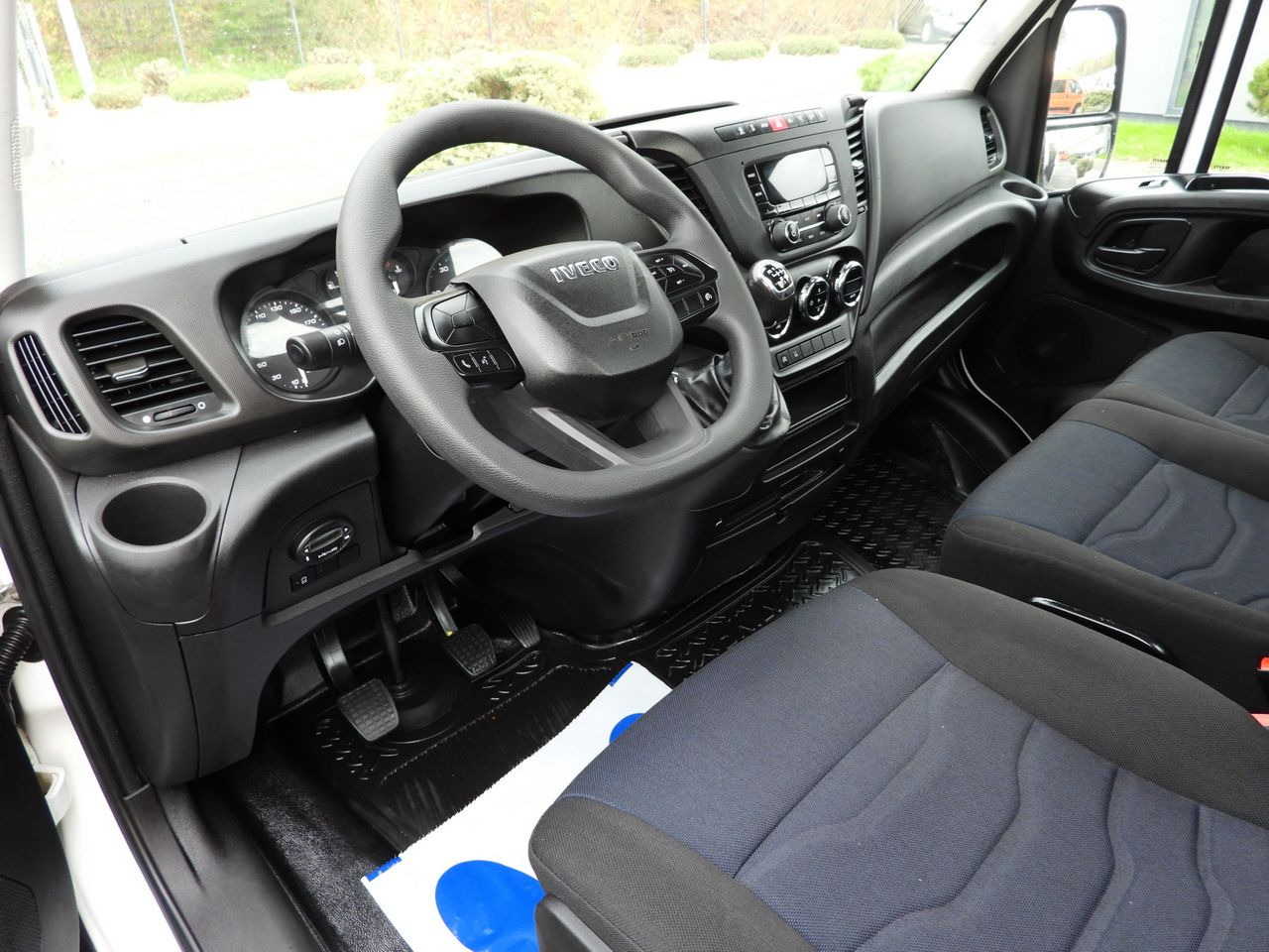 IVECO DAILY 35S14 STAKE BODY 8 PALLETS CRUISE CONTROL AIR CONDITIONING 140HP - Transportbil med flak: bild 2 IVECO DAILY 35S14 STAKE BODY 8 PALLETS CRUISE CONTROL AIR CONDITIONING 140HP - Transportbil med flak: bild 2