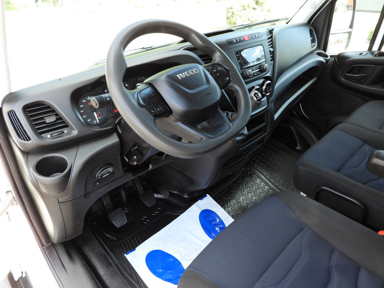 IVECO DAILY 35S14 STAKE BODY DOUBLE CABIN DOKA 7 SEATS CRUISE CONTROL AIR CONDITIONING 135HP - Transportbil med flak: bild 2 IVECO DAILY 35S14 STAKE BODY DOUBLE CABIN DOKA 7 SEATS CRUISE CONTROL AIR CONDITIONING 135HP - Transportbil med flak: bild 2