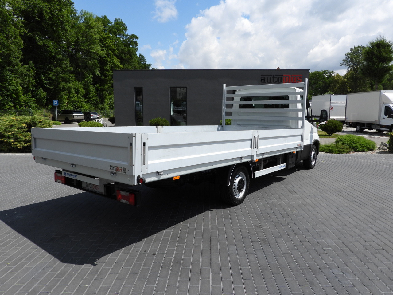 IVECO DAILY 35S16 STAKE BODY 10 PALLETS CRUISE CONTROL AIR CONDITIONING 160HP - Transportbil med flak: bild 3 IVECO DAILY 35S16 STAKE BODY 10 PALLETS CRUISE CONTROL AIR CONDITIONING 160HP - Transportbil med flak: bild 3