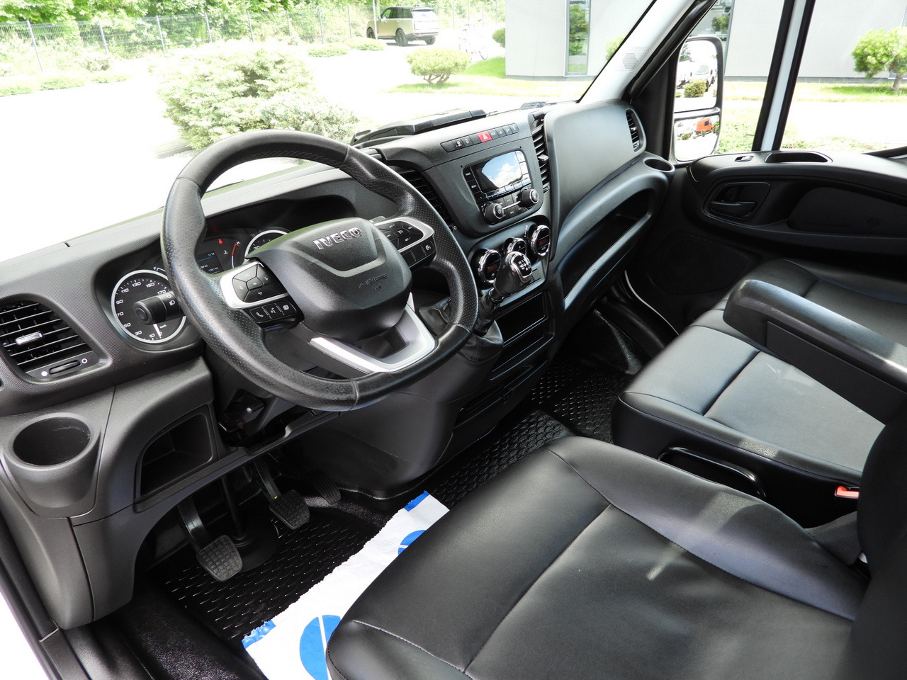 IVECO DAILY 35S16 STAKE BODY 10 PALLETS CRUISE CONTROL AIR CONDITIONING 160HP - Transportbil med flak: bild 2 IVECO DAILY 35S16 STAKE BODY 10 PALLETS CRUISE CONTROL AIR CONDITIONING 160HP - Transportbil med flak: bild 2