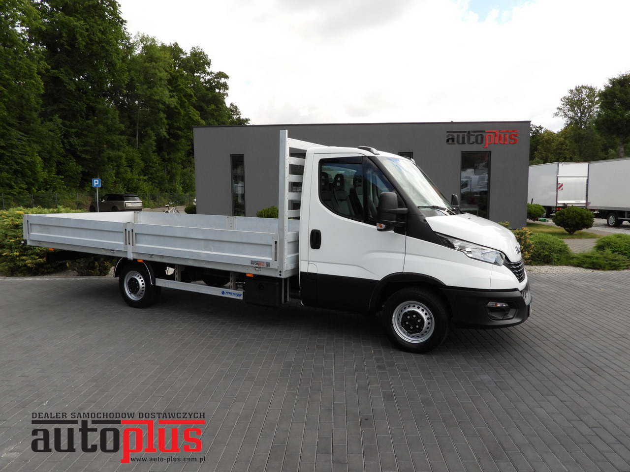 IVECO DAILY 35S16 STAKE BODY 10 PALLETS CRUISE CONTROL AIR CONDITIONING 160HP - Transportbil med flak: bild 1 IVECO DAILY 35S16 STAKE BODY 10 PALLETS CRUISE CONTROL AIR CONDITIONING 160HP - Transportbil med flak: bild 1